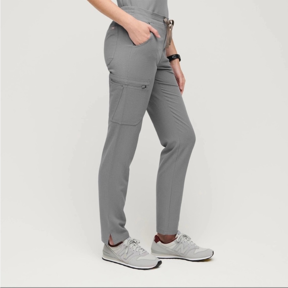 FIGS Yola Skinny Scrub Bottoms in Petite Length